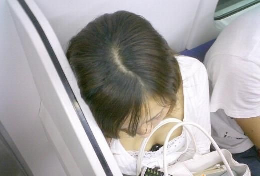 女生扫地弯腰图片 从袖口看女生内衣：高中女生扫地弯腰(8)(点击浏览下一张趣图)