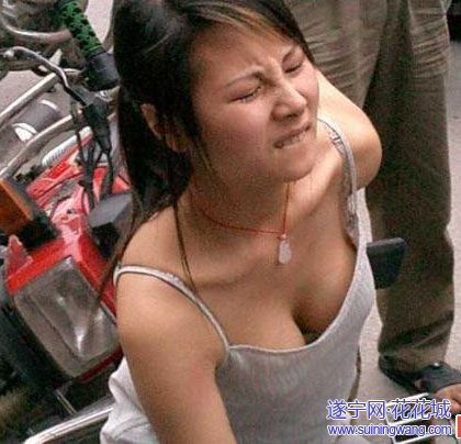女生弯腰后漏内衣 医院里的春光图：透明女厕(点击浏览下一张趣图)