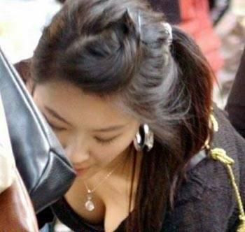 女生弯腰后漏内衣 医院里的春光图：透明女厕(5)(点击浏览下一张趣图)