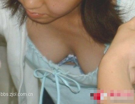 女生弯腰后漏内衣 医院里的春光图：透明女厕(6)(点击浏览下一张趣图)