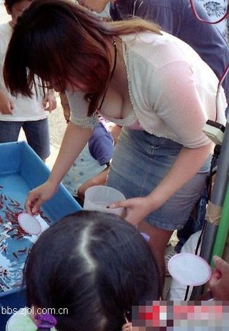 女生弯腰后漏内衣 医院里的春光图：透明女厕(10)(点击浏览下一张趣图)
