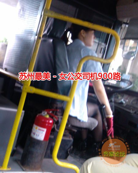 女司机穿短裙开车图片 拍到女司机尴尬行为(5)(点击浏览下一张趣图)