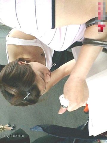 女司机穿短裙开车图片 拍到女司机尴尬行为(8)(点击浏览下一张趣图)