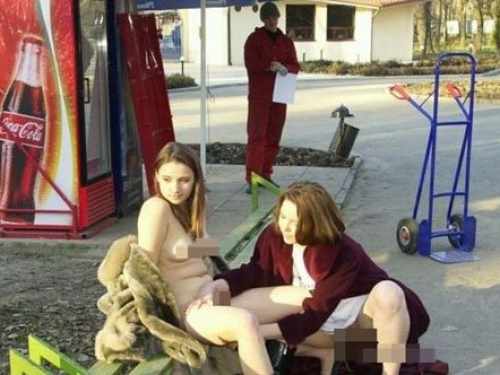 外国男女寻欢不小心被偷拍图(2)(点击浏览下一张趣图)