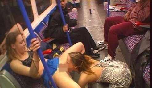 外国男女寻欢不小心被偷拍图(8)(点击浏览下一张趣图)