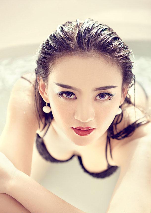 性感美女浴池诱惑图(点击浏览下一张趣图)