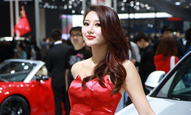 奥迪沉鱼落雁美女车模 妖娆魅惑直勾心魂(点击浏览下一张趣图)