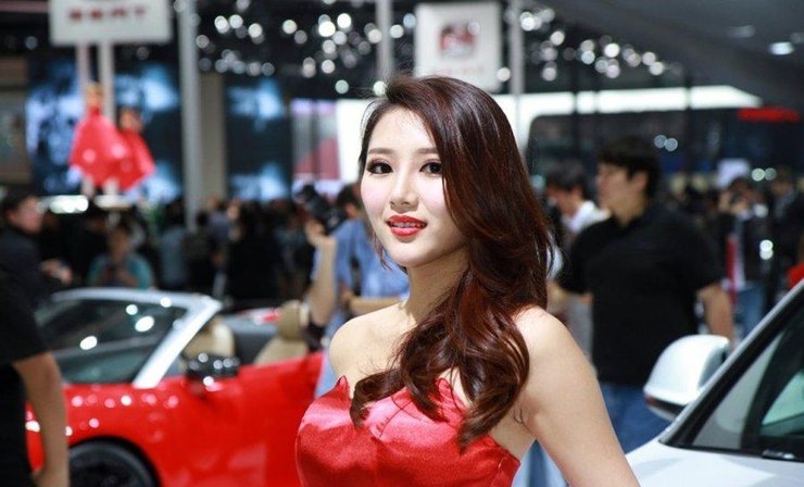 奥迪沉鱼落雁美女车模 妖娆魅惑直勾心魂(3)(点击浏览下一张趣图)