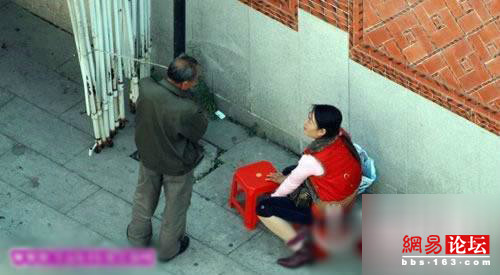 老人田间地头偷腥图画：老年人在树林的偷腥图 50元做一次失足妇女(5)(点击浏览下一张趣图)