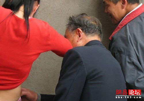 老人田间地头偷腥图画：老年人在树林的偷腥图 50元做一次失足妇女(9)(点击浏览下一张趣图)