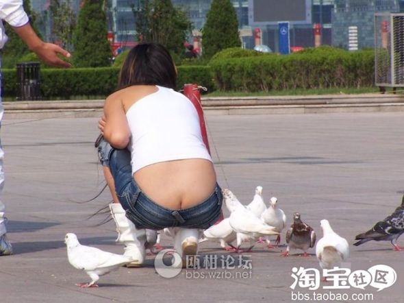 女同学穿低腰裤 公园穿低腰裤图片欣赏：超短裤恶心穿法图片(6)(点击浏览下一张趣图)