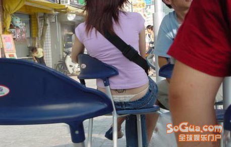 女同学穿低腰裤 公园穿低腰裤图片欣赏：超短裤恶心穿法图片(9)(点击浏览下一张趣图)