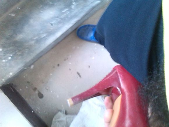 火车玩高跟鞋图片欣赏：恋鞋吧火车卧铺上偷射鞋图(9)(点击浏览下一张趣图)