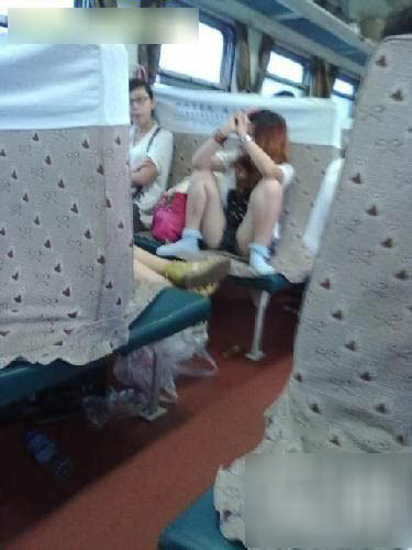 列车上无节操的妹子们图(4)(点击浏览下一张趣图)