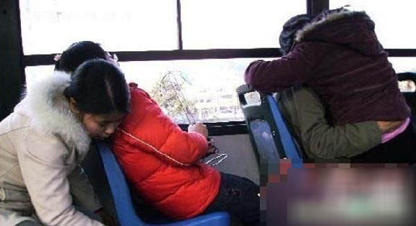 列车上无节操的妹子们图(5)(点击浏览下一张趣图)