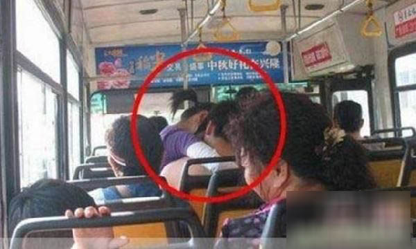 列车上无节操的妹子们图(10)(点击浏览下一张趣图)