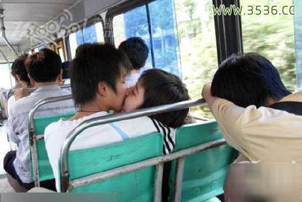 列车上无节操的妹子们图(13)(点击浏览下一张趣图)