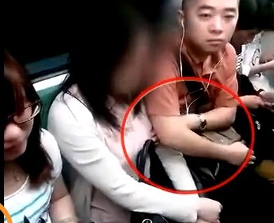 地铁美女睡觉图片 地铁美女的痒视频图片欣赏 地铁美女的痒图片(5)(点击浏览下一张趣图)