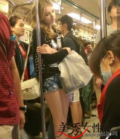 卧铺女脱鞋内涵图片：火车卧铺上偷射鞋 火车卧铺爆鞋(2)(点击浏览下一张趣图)