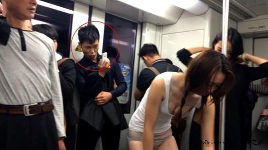 卧铺女脱鞋内涵图片：火车卧铺上偷射鞋 火车卧铺爆鞋(10)(点击浏览下一张趣图)