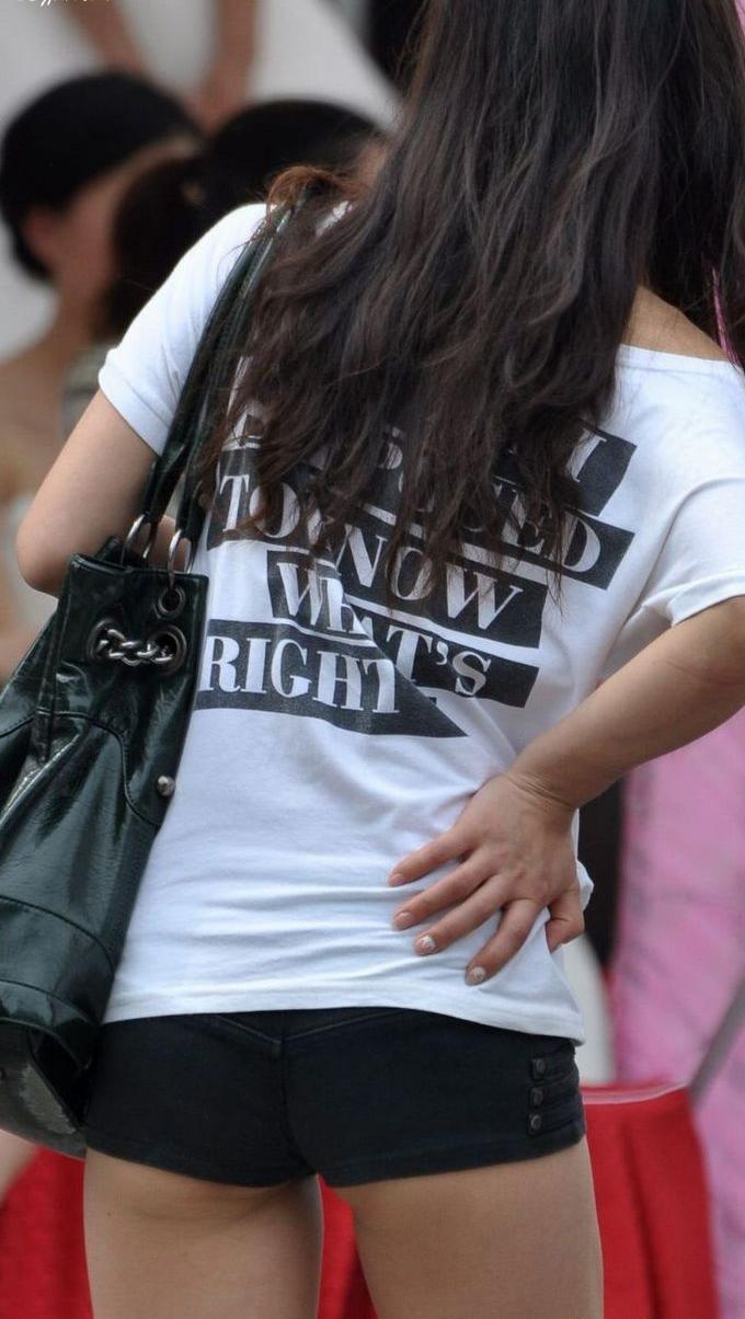 抓拍超短热裤裸腿美女图(点击浏览下一张趣图)