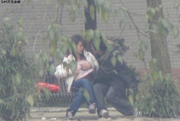 大学钻草丛打野战视频组图：公园视频完整版截图全集(点击浏览下一张趣图)