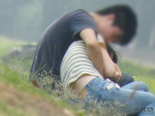 大学钻草丛打野战视频组图：公园视频完整版截图全集(4)(点击浏览下一张趣图)