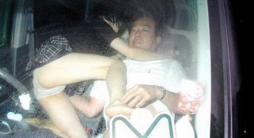 大学钻草丛打野战视频组图：公园视频完整版截图全集(11)(点击浏览下一张趣图)