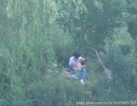大学钻草丛打野战视频组图：公园视频完整版截图全集(13)(点击浏览下一张趣图)