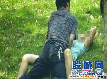 大学钻草丛打野战视频组图：公园视频完整版截图全集(15)(点击浏览下一张趣图)
