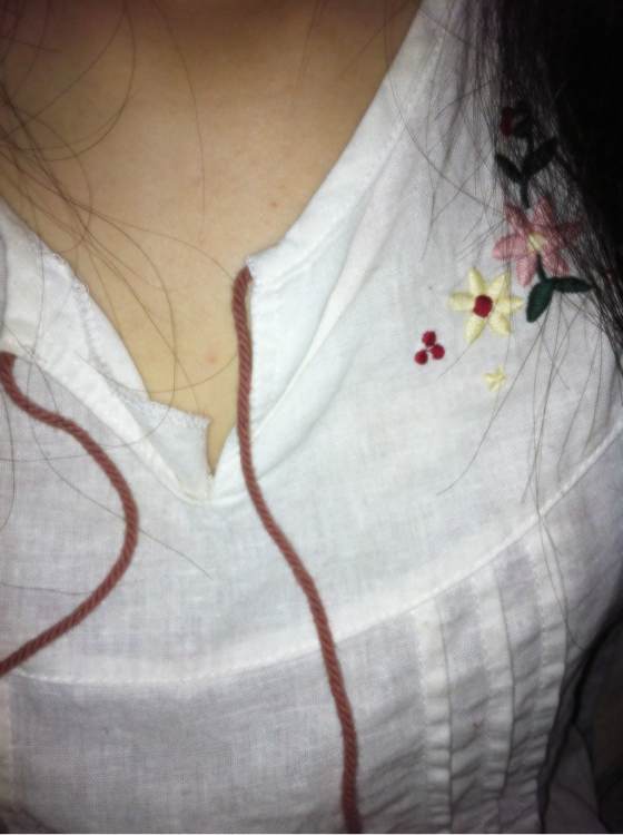中学女生弯腰看胸图：抓拍女生夏天弯腰图片 (7)(点击浏览下一张趣图)
