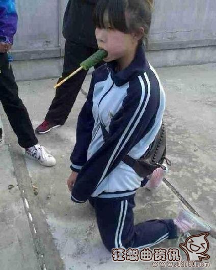 中学女生弯腰看胸图：抓拍女生夏天弯腰图片 (8)(点击浏览下一张趣图)