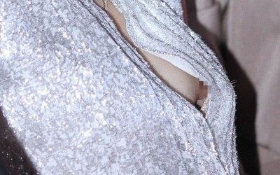 中学女生弯腰看胸图：抓拍女生夏天弯腰图片 (9)(点击浏览下一张趣图)