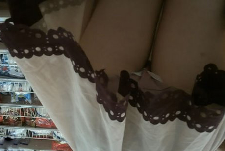 弯腰时看到胸真实照：服务员弯腰时看到胸(7)(点击浏览下一张趣图)