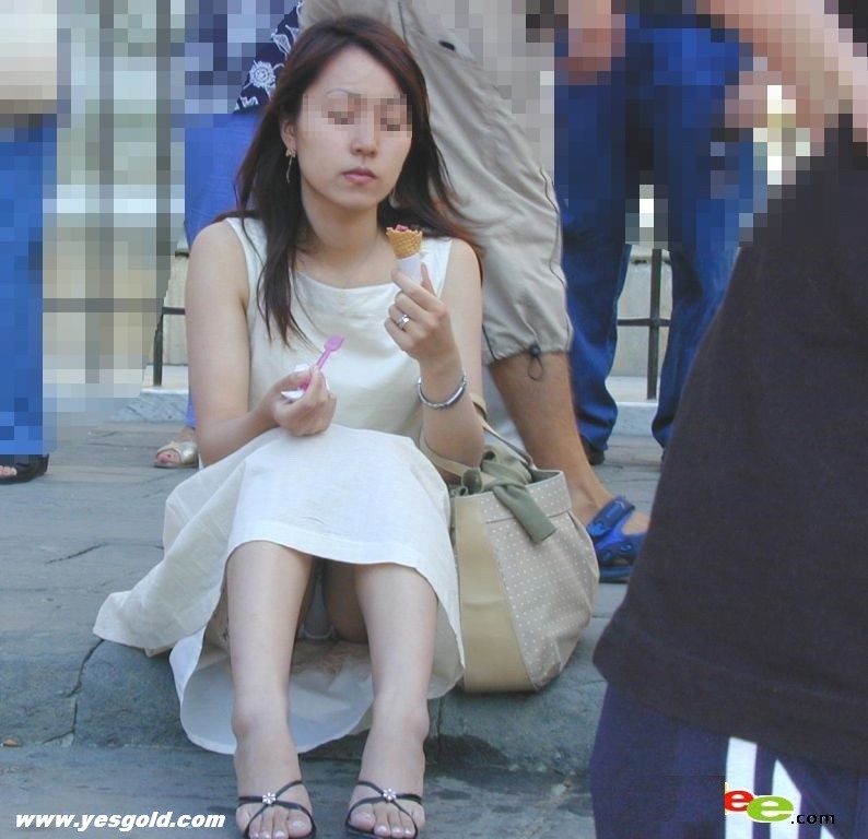 弯腰时看到胸真实照：服务员弯腰时看到胸(8)(点击浏览下一张趣图)