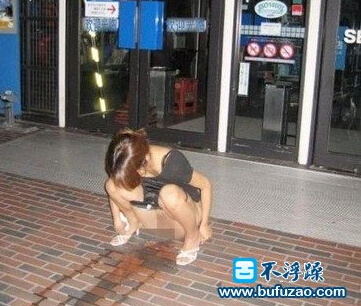 女人正面蹲着小便图集：透明女厕性感图片(点击浏览下一张趣图)