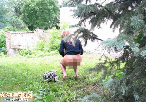 女人正面蹲着小便图集：透明女厕性感图片(7)(点击浏览下一张趣图)