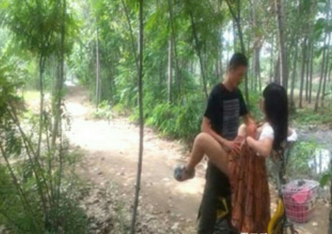 电动车车震惊视频图片：小树林电动车车震完整图片集(点击浏览下一张趣图)