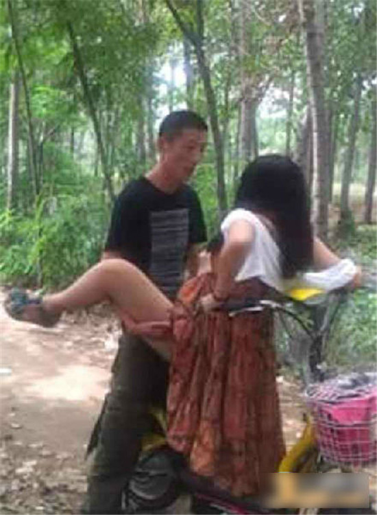电动车车震惊视频图片：小树林电动车车震完整图片集(5)(点击浏览下一张趣图)