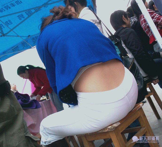 一生有你白裤翘臀 一生有你丰满图片：街拍第一站系列(10)(点击浏览下一张趣图)