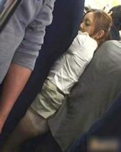 女子遭咸猪手很享受 公交咸猪手女子配合图：女子配合咸猪手视频(2)(点击浏览下一张趣图)