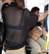 女子遭咸猪手很享受 公交咸猪手女子配合图：女子配合咸猪手视频(5)(点击浏览下一张趣图)