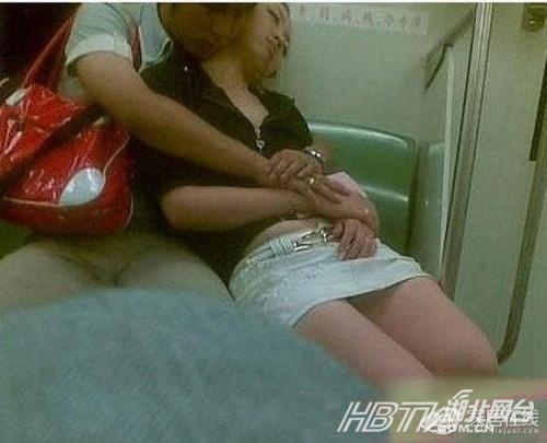 女子遭咸猪手很享受 公交咸猪手女子配合图：女子配合咸猪手视频(8)(点击浏览下一张趣图)