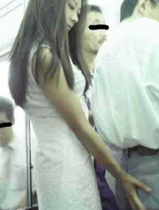 女子遭咸猪手很享受 公交咸猪手女子配合图：女子配合咸猪手视频(9)(点击浏览下一张趣图)