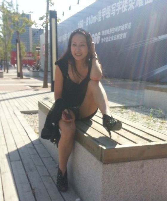 穿正装风韵犹存的女人 中年富婆风韵图片 (点击浏览下一张趣图)