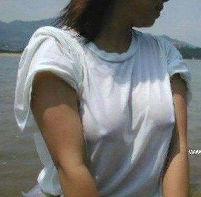 色狼街拍 美女不穿内衣尴尬凸点图片(5)(点击浏览下一张趣图)