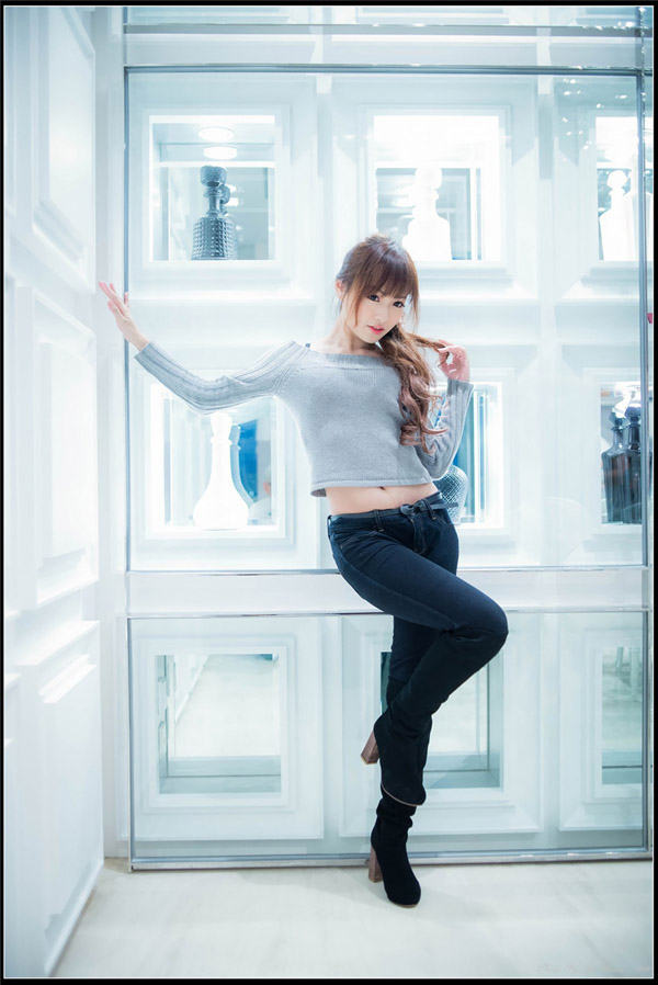 美女美图清纯美女白嫩肌肤迷人艺术图片(点击浏览下一张趣图)