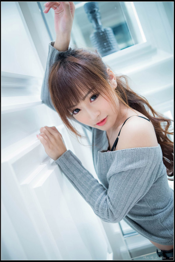 美女美图清纯美女白嫩肌肤迷人艺术图片(4)(点击浏览下一张趣图)