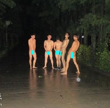 哈佛裸奔女生正面照 凌晨裸奔致青春图集(9)(点击浏览下一张趣图)