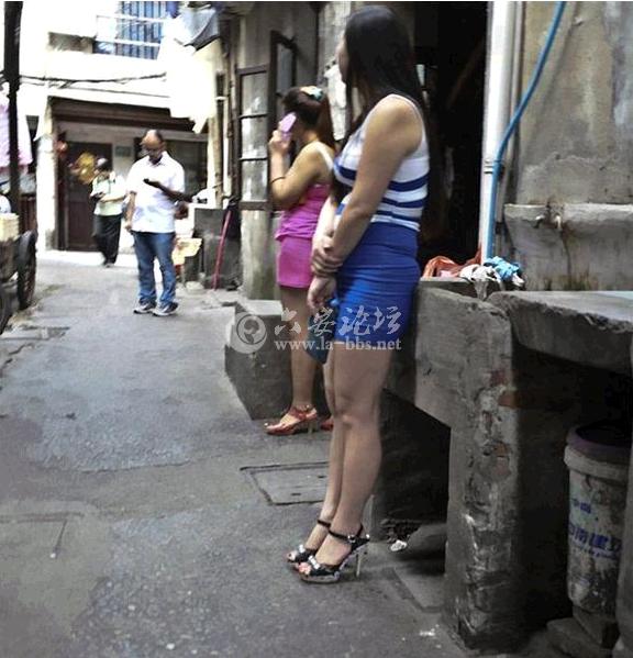 鸡婆暴光下底图片 鸡婆店老板娘图片 鸡婆店女人图片。 鸡婆路上拉客图像(5)(点击浏览下一张趣图)